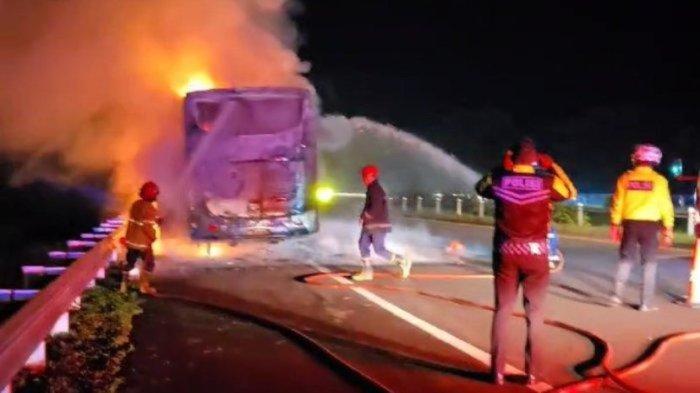 Bus Putra Remaja yang terbakar