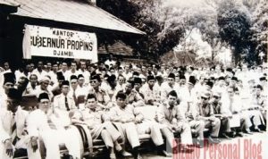 Para tokoh Jambi di depan kantor Gubernur Jambi
