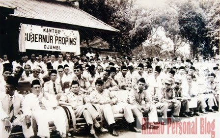 Para tokoh Jambi di depan kantor Gubernur Jambi
