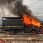 mobil polisi dibakar