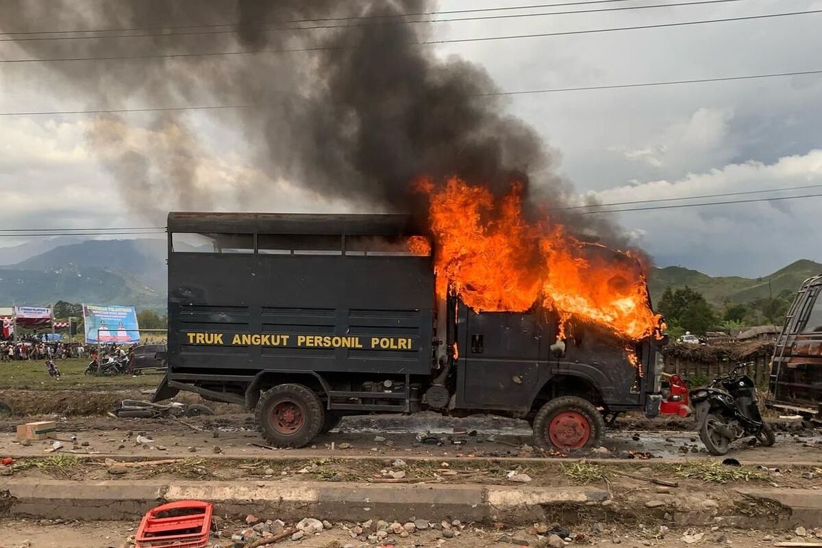 mobil polisi dibakar