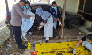 kerangka manusia di dalam mobil
