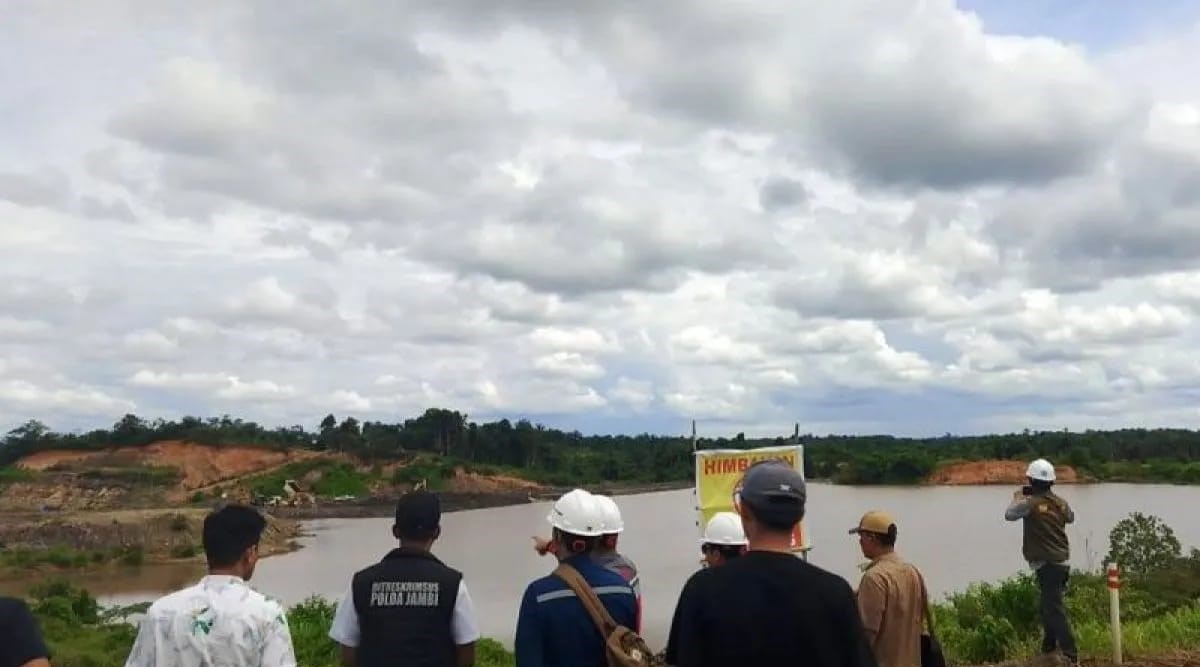 lubang bekas tambang batu bara