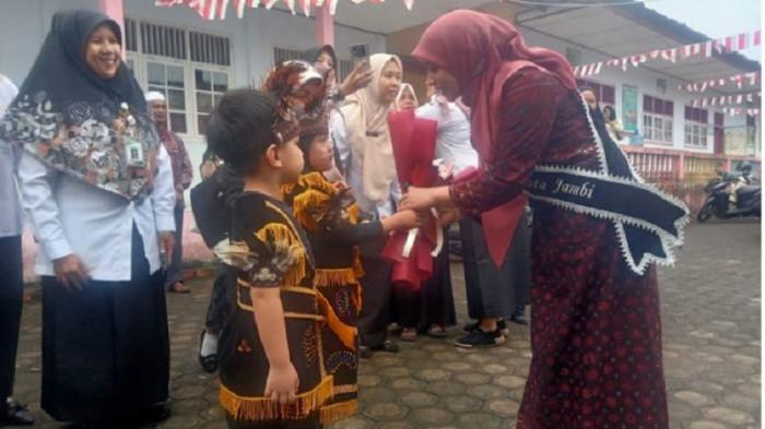 13082025-disdik-kotadsffdgf unda PAUD Nadiyah Maulana Serahkan Seragam Gratis di TK Pembina 5