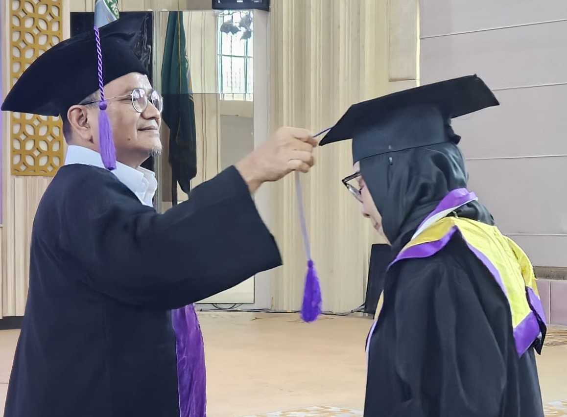 wisuda-Maluna Wali Kota Jambi, Maulana mewisuda peserta Sekolah Lansia.