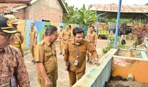 Wakil Wali Kota Jambi Diza Hazra Aljosha saat meninjau Pembangkit Listrik Tenaga Sampah di kawasan Talang Banjar, Kecamatan Jambi Timur, Kota Jambi, Kamis (18/9/2025)