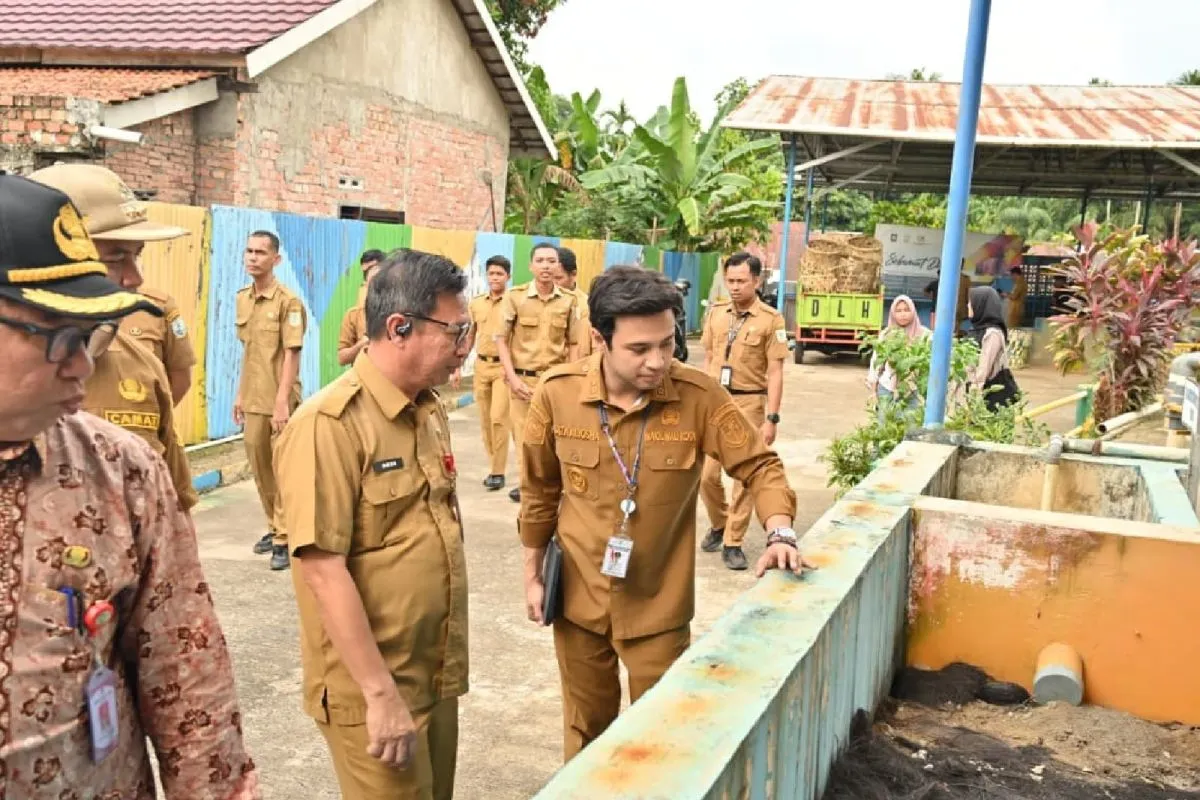IMG-20250918-WA0012.jpg Wakil Wali Kota Jambi Diza Hazra Aljosha saat meninjau Pembangkit Listrik Tenaga Sampah di kawasan Talang Banjar, Kecamatan Jambi Timur, Kota Jambi, Kamis (18/9/2025)