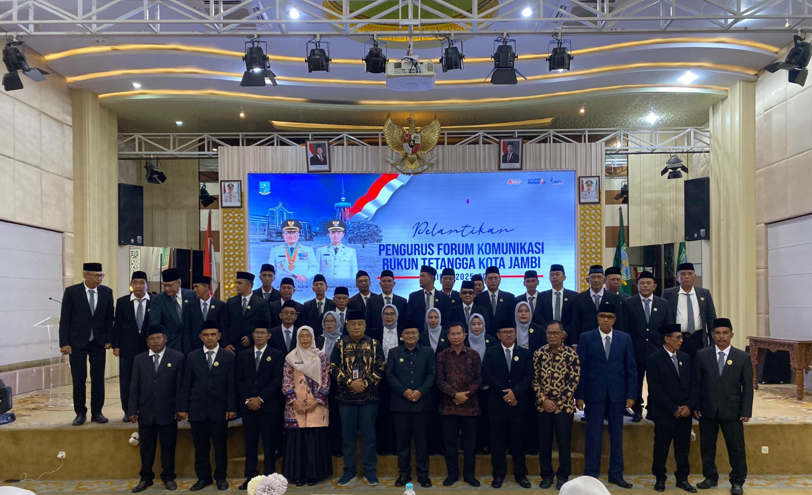 IMG-20250924-WA0054 Wali Kota Jambi, Dr. dr. H. Maulana, MKM, resmi melantik Forum Komunikasi (Forkom) RT Kota Jambi Periode 2025–2028 di Aula Griya Mayang, Rabu (24/9/2025).