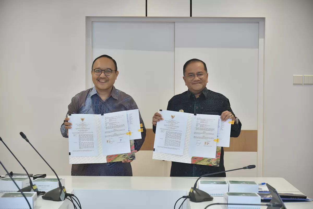 Wali Kota Jambi Maulana Bersama Kepala Badan Pengembangan Sumber Daya Manusia Komunikasi dan Digital Bonifasius Wahyu Pudjianto.